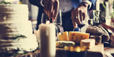 Bıçak tutan eller ve çatal Getting gıda üzerinden Dish, özgün photoset