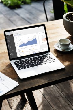 ahşap masa üstünde açılan laptop