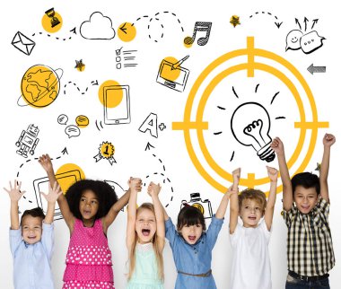 Çocuk el ele tutuşarak