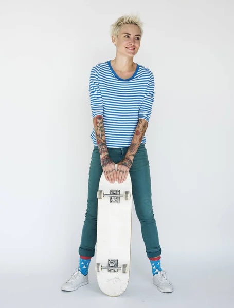 Žena hospodářství skateboard — Stock fotografie