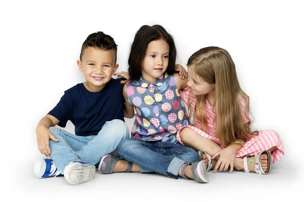 Mijn lieve kinderen kruipen samen — Stockfoto