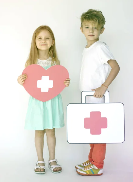 Kinderen houden van papieren medische pictogrammen — Stockfoto
