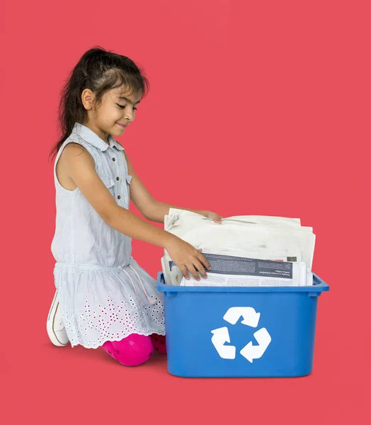 Chica con caja de reciclaje para papel — Foto de Stock