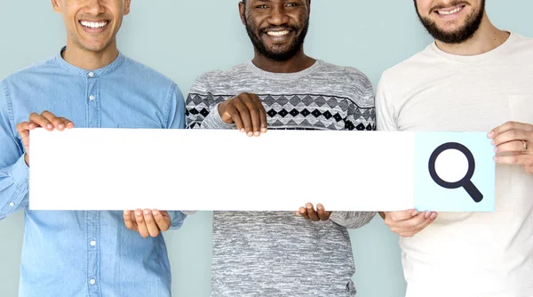 Homens sorrindo e uivando busca em branco — Fotografia de Stock