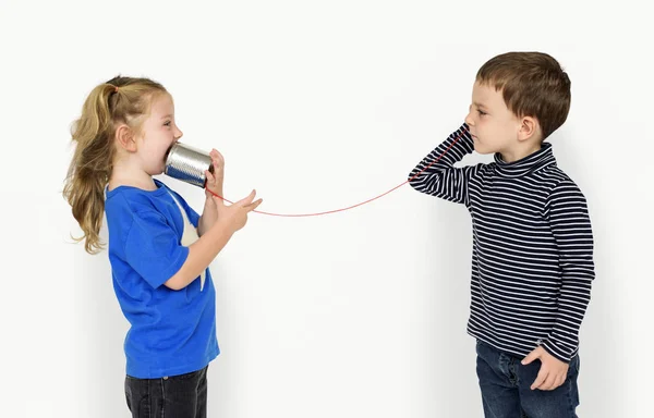 Weinig kinderen met String-telefoon — Stockfoto