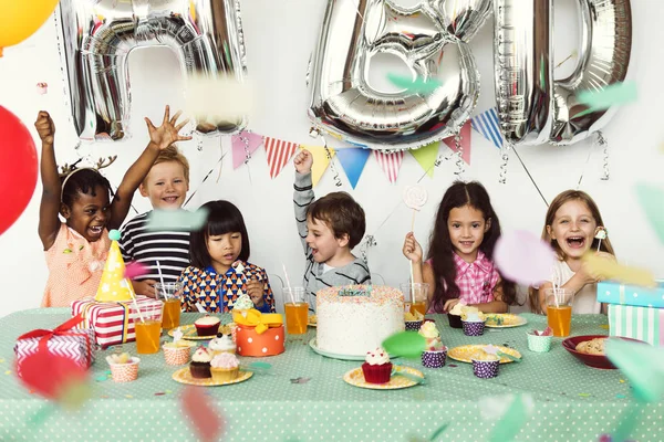 I bambini festeggiano il compleanno — Foto Stock