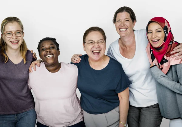 Grupp multietniskt kvinnor — Stockfoto