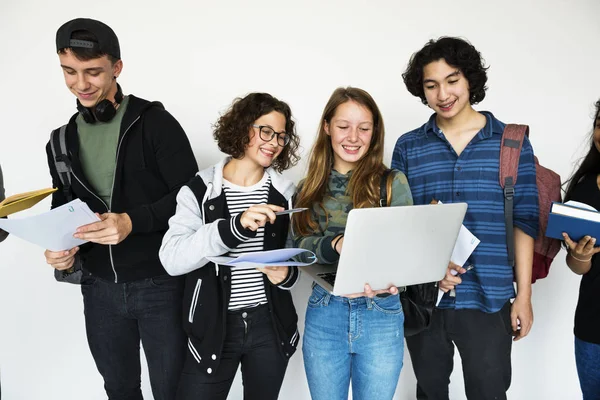 Estudantes conversando juntos — Fotografia de Stock