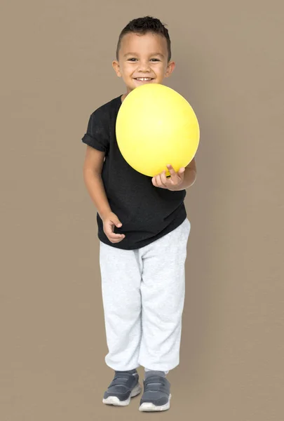 Niño con globo amarillo —  Fotos de Stock