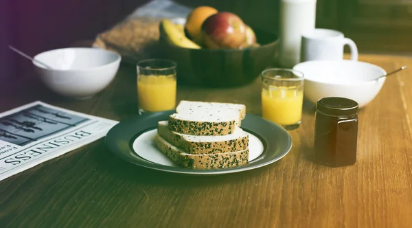 Кухонный стол с завтраком — стоковое фото