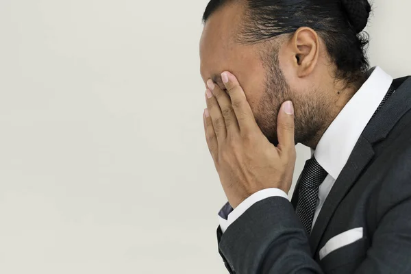 Zakenman sluiten gezicht met handen — Stockfoto