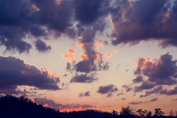 Schöner Himmel mit Wolken — Stockfoto