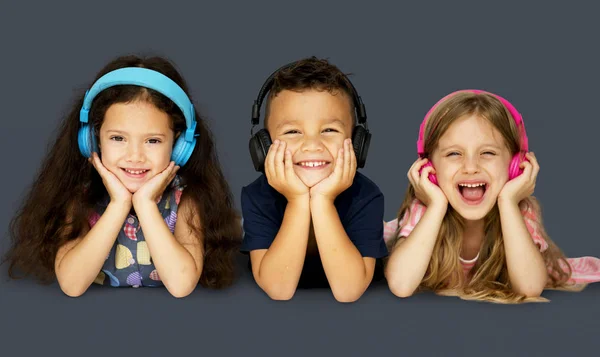 Niños escuchando música en auriculares —  Fotos de Stock