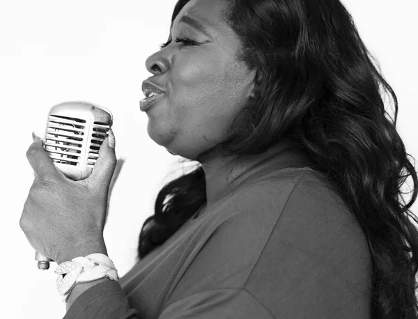 African american woman singing with microphone — Stock Photo, Image
