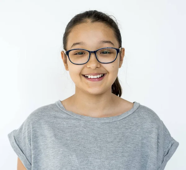 Uśmiechnięta dziewczyna nosi okulary — Zdjęcie stockowe