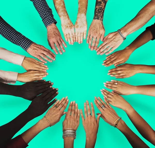 Grupo multiétnico de manos humanas — Foto de Stock