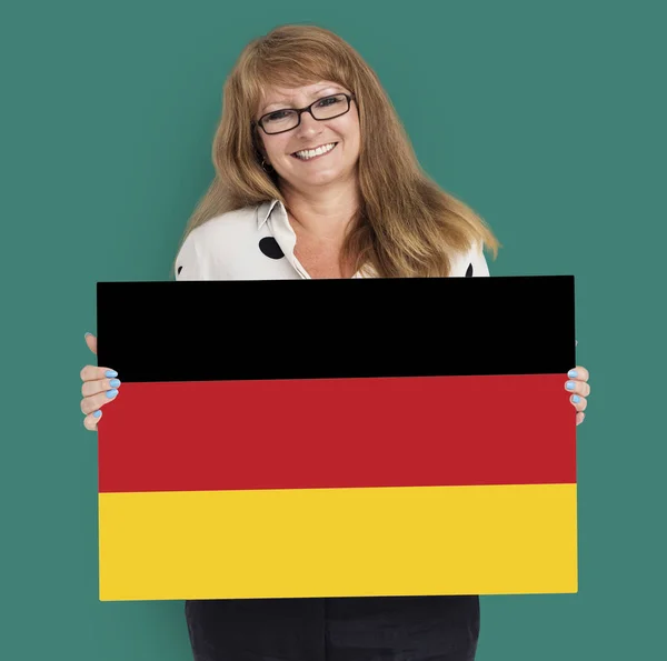 Frau hält Plakat hoch — Stockfoto