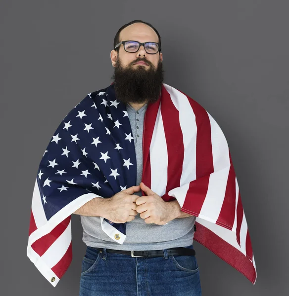 Homem segurando bandeira americana — Fotografia de Stock