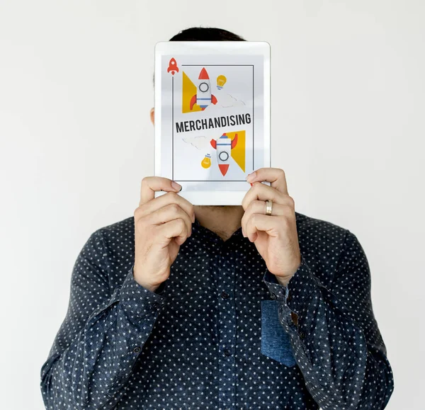Hombre que cubre la cara con la tableta digital —  Fotos de Stock