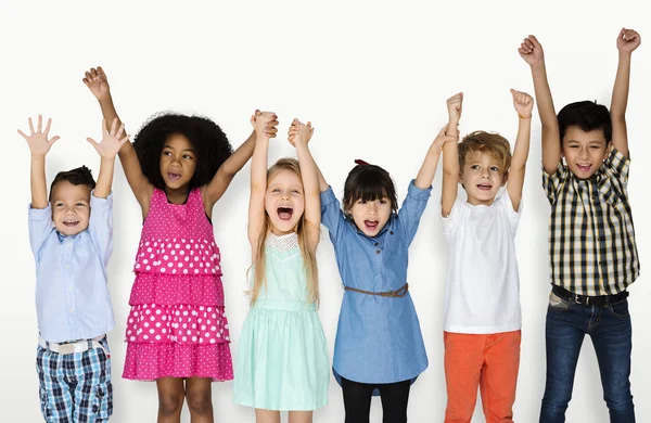 Niños tomados de la mano —  Fotos de Stock