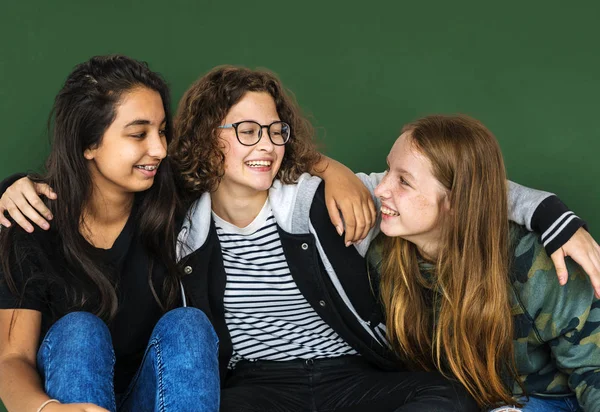 Colegialas sentadas en el suelo —  Fotos de Stock