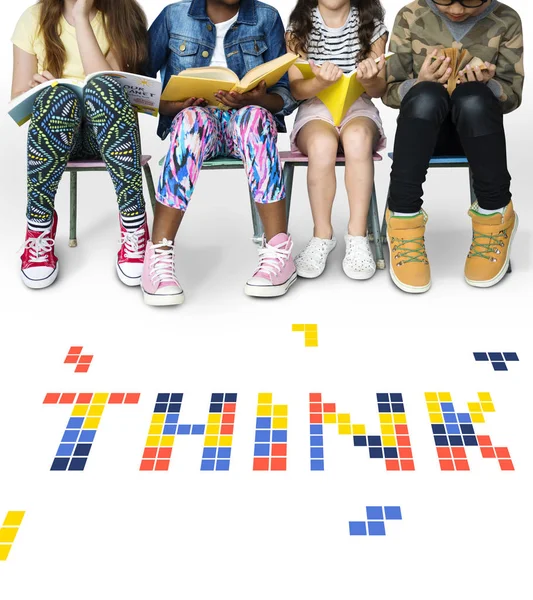 Kinderen zitten op stoelen — Stockfoto