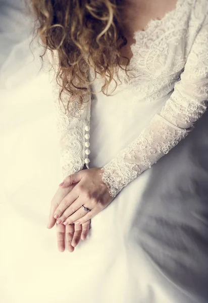 Nevěsta zobrazeno snubní prsten — Stock fotografie