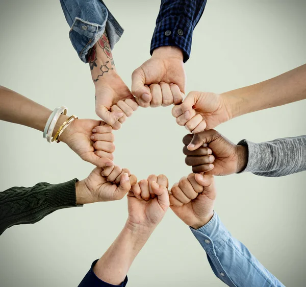 Mãos punhos juntos em círculo — Fotografia de Stock
