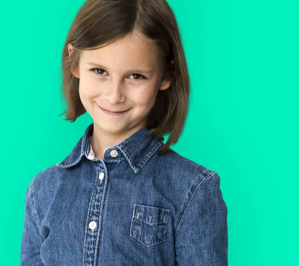 Menina vestindo camisa jeans — Fotografia de Stock