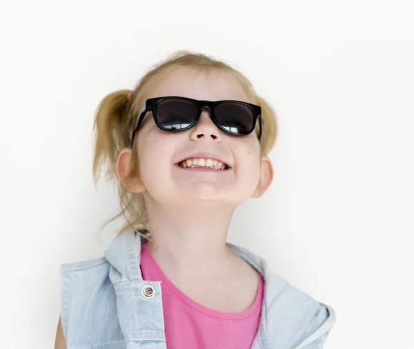Bedårande liten flicka i solglasögon — Stockfoto