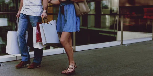 Pareja romántica en el centro comercial —  Fotos de Stock