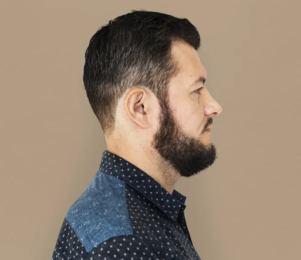 Бородатий чоловік позує в студії — стокове фото