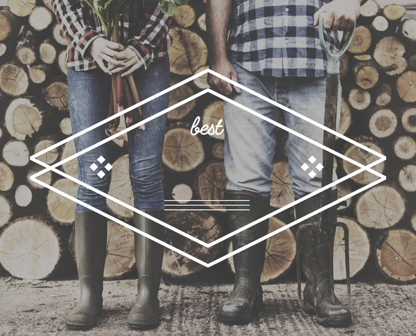 Agriculteurs en jeans et bottes avec bois de chauffage — Photo