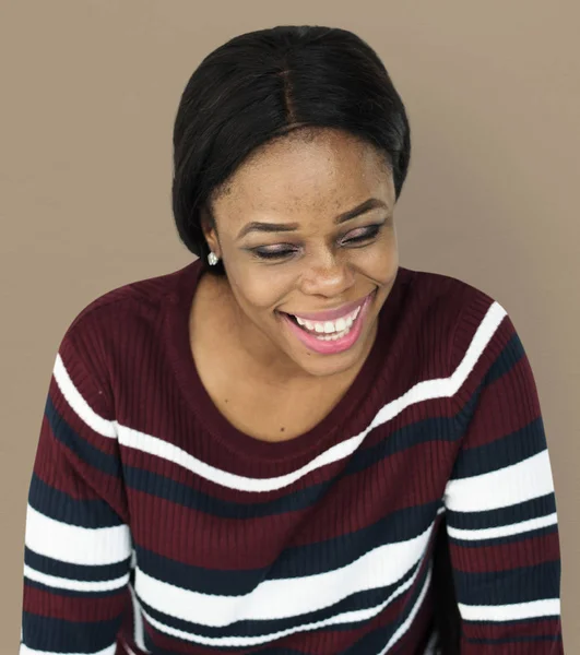 Afrikalı kadın stüdyoda poz