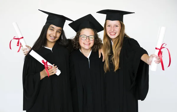 Studenti, kteří nosí promoce čepice a šaty — Stock fotografie