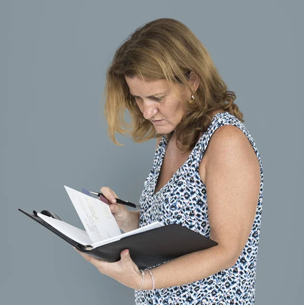 Mujer con diario en la mano —  Fotos de Stock