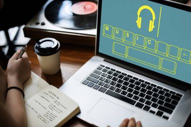 Vinil masada dizüstü bilgisayar kullanan kişiler