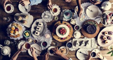 Pasta ile masada insanlar kutlamak