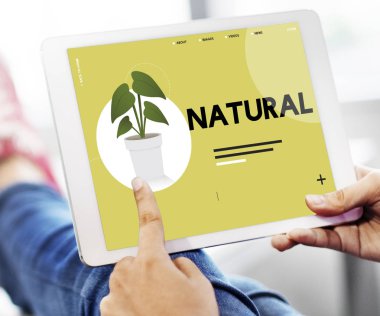 kişi holding dijital tablet