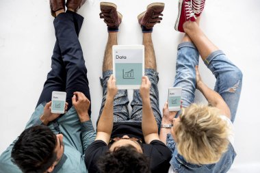 Dijital aygıtlar kullanan insanlar