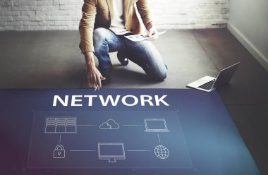 laptop ile katta çalışan adam