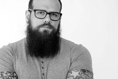 Sakallı adam gözlük takıyor