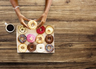 tatlı çörek holding eller