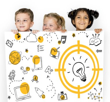 Çocuk afişini saklanıyor