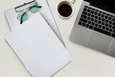 Açık tablo üstünde laptop 