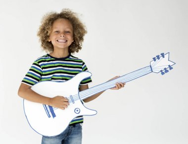 Kağıt gitar ile küçük çocuk