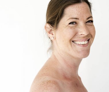 çıplak omuz ile olgun kadın