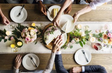 Gelin ve damat pasta kesiyor. 