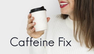 Elinde kahve fincanı tutan kadın.