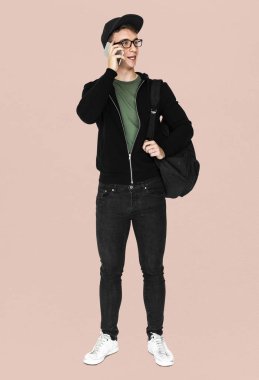 üzerinde telefon duran konuşan adam 